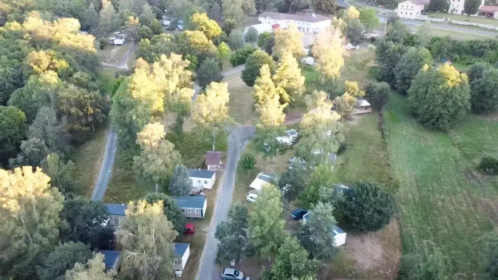Camping Paradis: staanplaatsen vanuit de lucht gezien