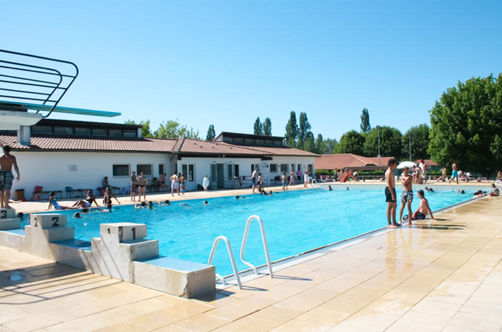 Campsite with swimming pool in the Landes
